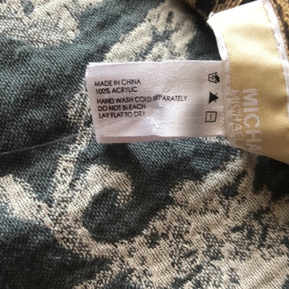 Michael Kors MK Logo Scarf - Picture 5 of 6